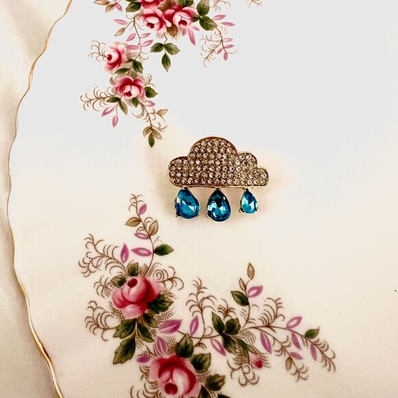 🧷🌧️GORGEOUS Cloud and Blue Raindrop Brooch on Gold Base - Vintage-Inspired! - Picture 6 of 6
